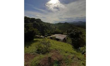 Finca con Piscina en Lutaima Anapoima