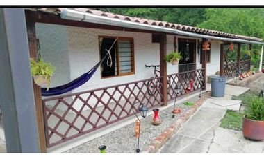 Finca con Piscina en Lutaima Anapoima