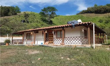 Finca con Piscina en Lutaima Anapoima