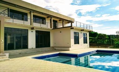 Quinta en Condominio Miralomas con piscina propia en La Mesa