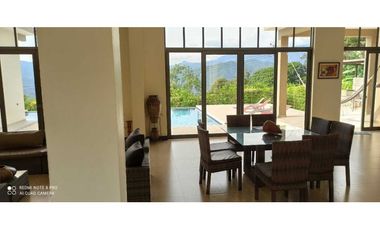 Quinta en Condominio Miralomas con piscina propia en La Mesa