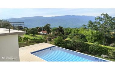 Quinta en Condominio Miralomas con piscina propia en La Mesa