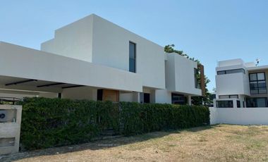 Renta de Casa Amueblada en Country Club Playa Palmas