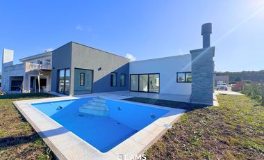 Casa 4 ambientes en Venta en Barrio Privado Rumencó Joven - A estrenar