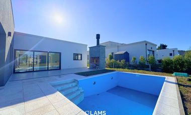 Casa 4 ambientes en Venta en Barrio Privado Rumencó Joven - A estrenar