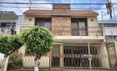 Casa en Venta en Jardines del Bosque Ideal para oficinas o consultorios