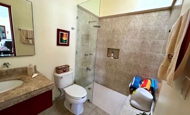 Casa con paneles solares en venta ubicada en privada Las Fincas, Temozón Norte.
