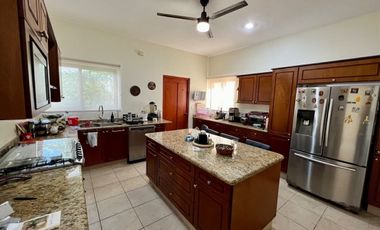 Casa con paneles solares en venta ubicada en privada Las Fincas, Temozón Norte.