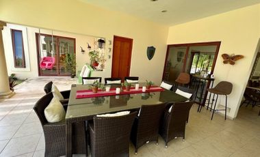 Casa con paneles solares en venta ubicada en privada Las Fincas, Temozón Norte.