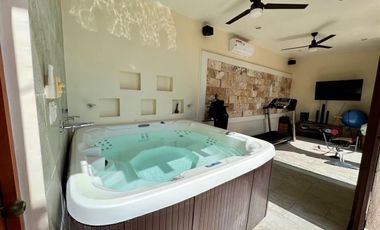 Casa con paneles solares en venta ubicada en privada Las Fincas, Temozón Norte.