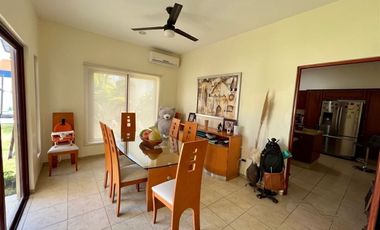 Casa con paneles solares en venta ubicada en privada Las Fincas, Temozón Norte.