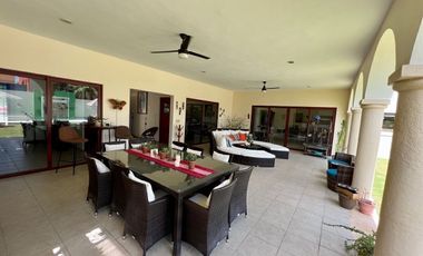 Casa con paneles solares en venta ubicada en privada Las Fincas, Temozón Norte.