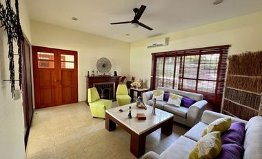 Casa con paneles solares en venta ubicada en privada Las Fincas, Temozón Norte.