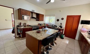 Casa con paneles solares en venta ubicada en privada Las Fincas, Temozón Norte.