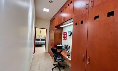 Casa con paneles solares en venta ubicada en privada Las Fincas, Temozón Norte.