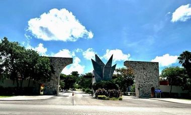 Casa con paneles solares en venta ubicada en privada Las Fincas, Temozón Norte.