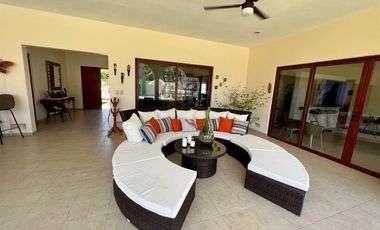 Casa con paneles solares en venta ubicada en privada Las Fincas, Temozón Norte.