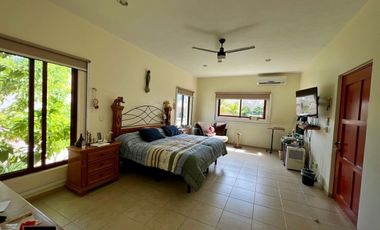 Casa con paneles solares en venta ubicada en privada Las Fincas, Temozón Norte.