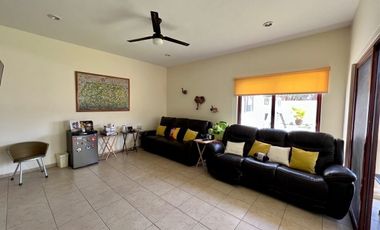 Casa con paneles solares en venta ubicada en privada Las Fincas, Temozón Norte.