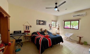 Casa con paneles solares en venta ubicada en privada Las Fincas, Temozón Norte.