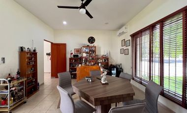 Casa con paneles solares en venta ubicada en privada Las Fincas, Temozón Norte.