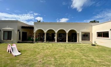Casa con paneles solares en venta ubicada en privada Las Fincas, Temozón Norte.