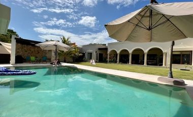 Casa con paneles solares en venta ubicada en privada Las Fincas, Temozón Norte.