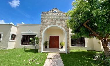 Casa con paneles solares en venta ubicada en privada Las Fincas, Temozón Norte.
