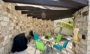 Casa con paneles solares en venta ubicada en privada Las Fincas, Temozón Norte.
