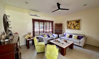 Casa con paneles solares en venta ubicada en privada Las Fincas, Temozón Norte.