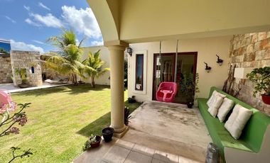 Casa con paneles solares en venta ubicada en privada Las Fincas, Temozón Norte.