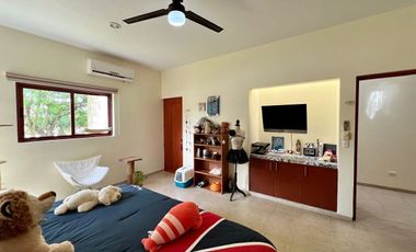 Casa con paneles solares en venta ubicada en privada Las Fincas, Temozón Norte.