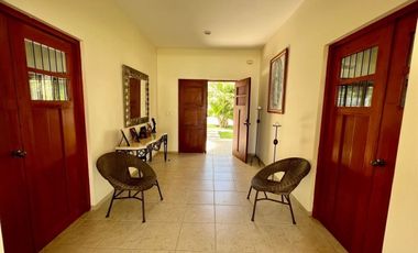 Casa con paneles solares en venta ubicada en privada Las Fincas, Temozón Norte.