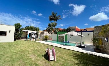 Casa con paneles solares en venta ubicada en privada Las Fincas, Temozón Norte.