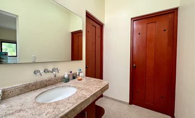 Casa con paneles solares en venta ubicada en privada Las Fincas, Temozón Norte.