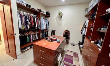 Casa con paneles solares en venta ubicada en privada Las Fincas, Temozón Norte.