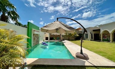 Casa con paneles solares en venta ubicada en privada Las Fincas, Temozón Norte.