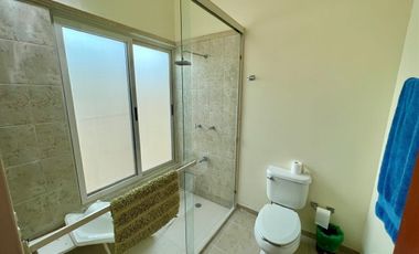 Casa con paneles solares en venta ubicada en privada Las Fincas, Temozón Norte.