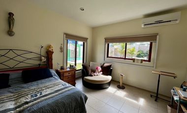 Casa con paneles solares en venta ubicada en privada Las Fincas, Temozón Norte.