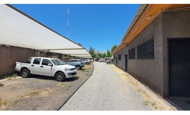 Venta Terreno 2200 m2 con Locales y Oficinas en Los Andes
