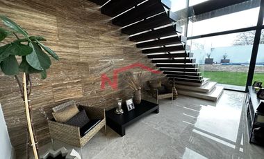 ✨ Residencia de Súper Lujo en Arteaga – Exclusividad, Confort y Naturaleza en 1,740 m² 🏡🔥