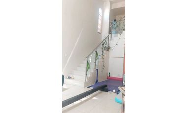 Casa moderna con techos de doble altura, amplio patio.