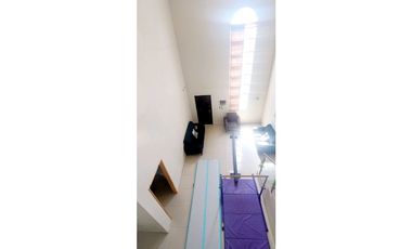 Casa moderna con techos de doble altura, amplio patio.