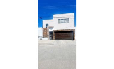 Casa moderna con techos de doble altura, amplio patio.