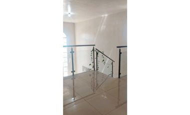 Casa moderna con techos de doble altura, amplio patio.