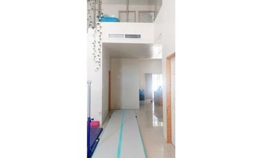 Casa moderna con techos de doble altura, amplio patio.