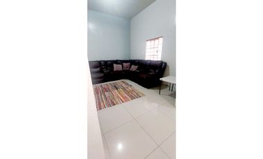 Casa moderna con techos de doble altura, amplio patio.