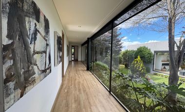 Venta de Moderna Casa en La Calera