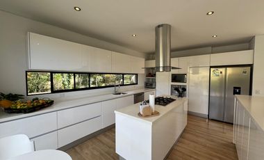 Venta de Moderna Casa en La Calera