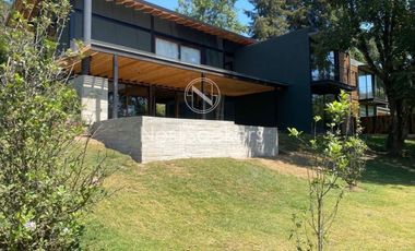 Moderna Casa  en condominio